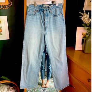 Levi’s Ribcage Ankle Straight denim size 28. Light wash. Great condition.